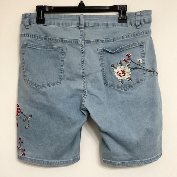 Sandpiper Women's Embroidered Stretch Denim Bermuda Shorts Size 14P - Picture 2 of 9